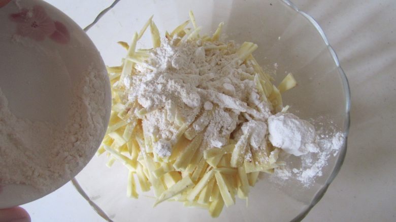 火腿杂蔬红薯披萨,再加入少许面粉和水;