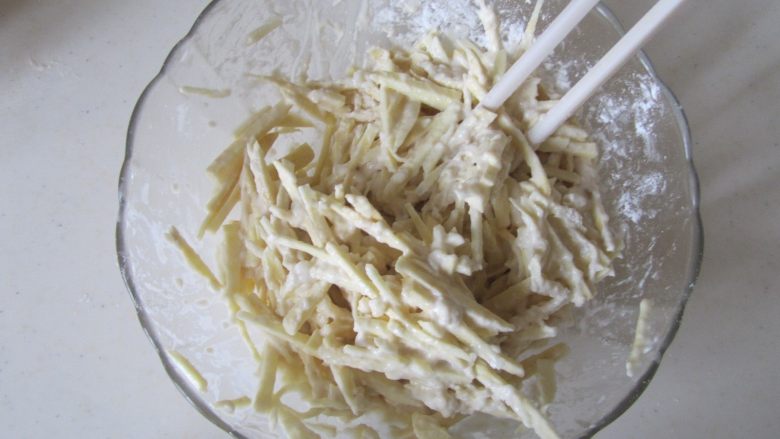 火腿杂蔬红薯披萨,将它们混合均匀备用;