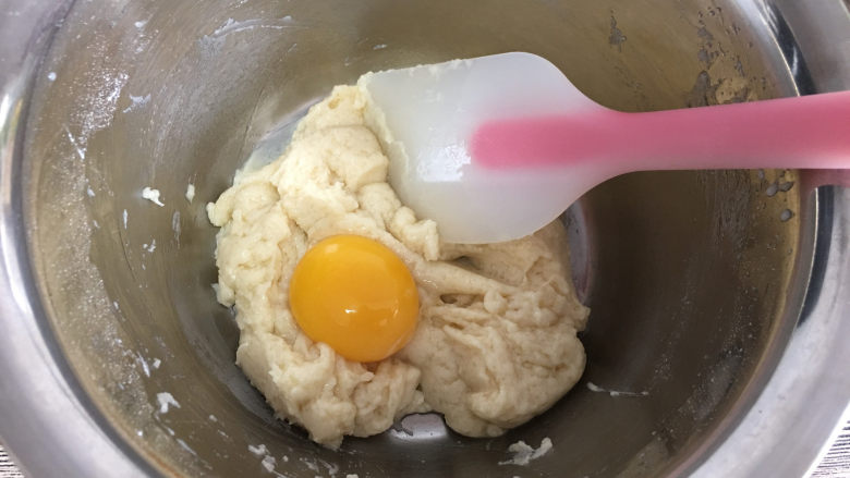 玫瑰花酱戚风蛋糕,4个蛋黄分三次加入蛋黄糊中,每加入一次蛋黄,搅拌均匀后才再加下一次。