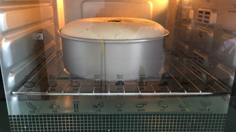 玫瑰花酱戚风蛋糕,放入提前预热的烤箱中,时间为50分钟。