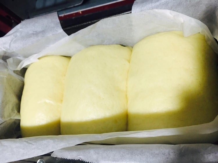 超级拉丝的原味土司,大至八分满,烤箱预热180度底层30分钟!上色后覆盖锡纸!「表面我刷了牛奶,保持面包的柔软,不喜欢可以不刷。」
