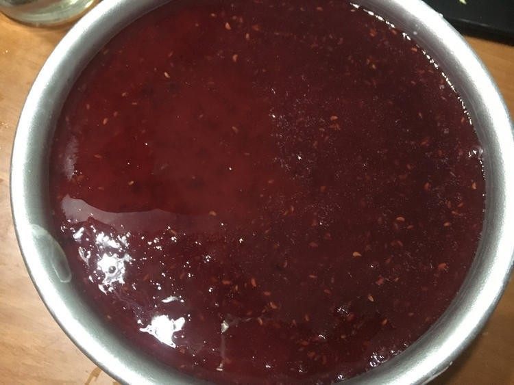 果茸慕斯,放冷藏室4小时以上(我冷藏了一晚).脱模只需用电吹风沿着边上吹一至二圈就行了.