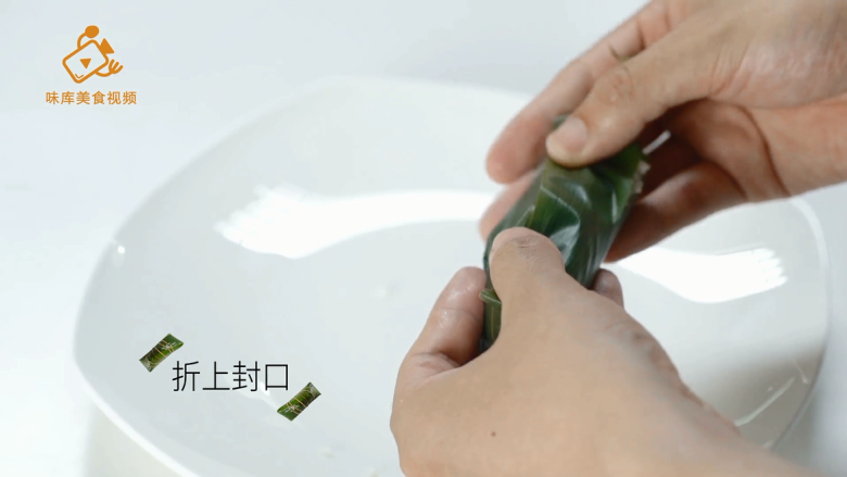 4种最实用的包粽子方法,一学就会,折上封口