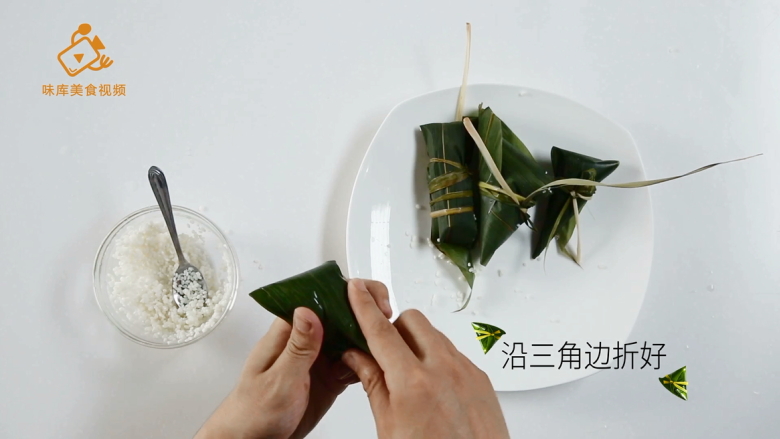 4种最实用的包粽子方法,一学就会,沿三角边折好