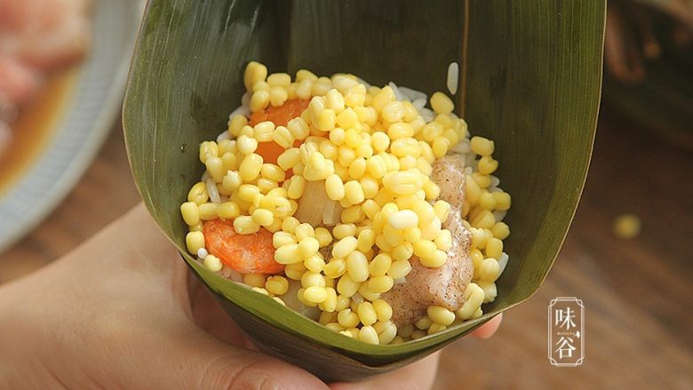 粤式海鲜咸肉粽,再铺一层绿豆;