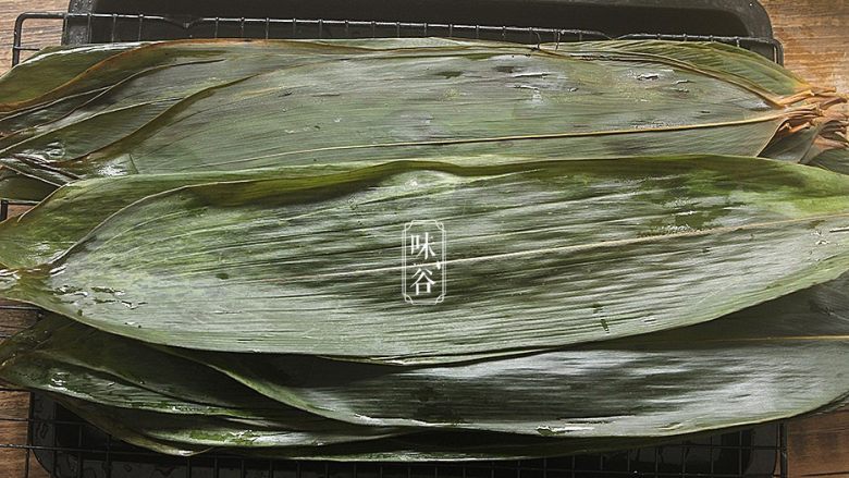 粤式海鲜咸肉粽,把干的粽子叶洗干净,和绳子一起放入锅内煮30分钟,捞出来沥干水待用;