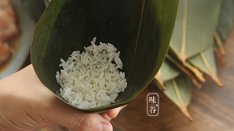 粤式海鲜咸肉粽,底部放入一大勺糯米;