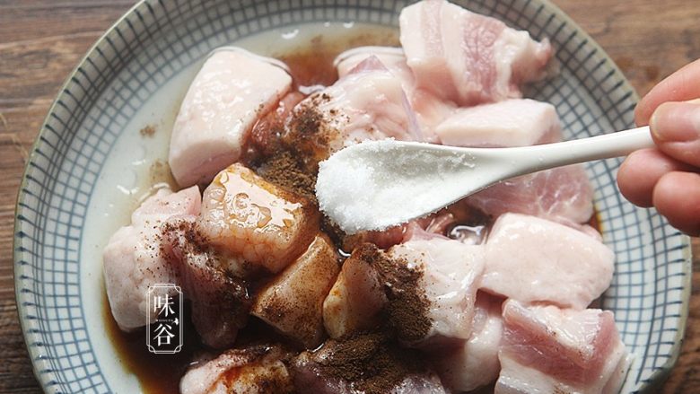 粤式海鲜咸肉粽,加入一小匙盐,搅拌均匀腌制3个小时;