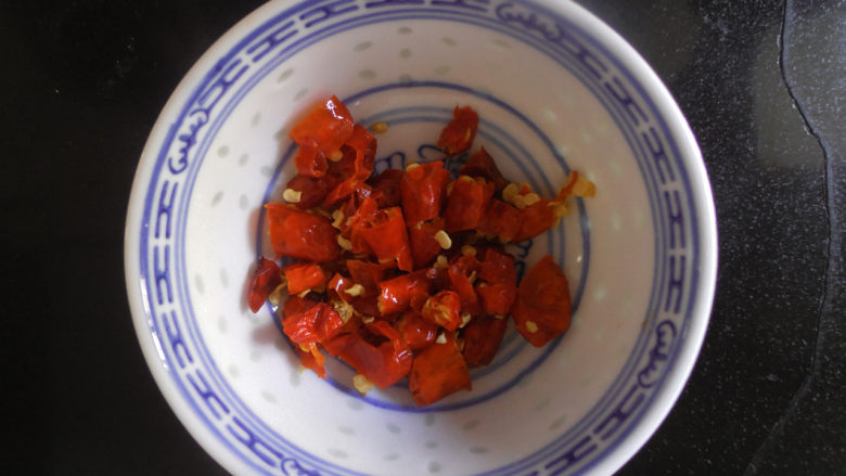 凉拌酸辣土豆丝,将<a style='color:red;display:inline-block;' href='/shicai/ 87193'>尖辣椒</a>切碎备用