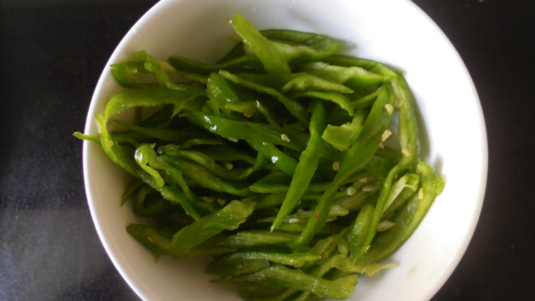 凉拌酸辣土豆丝,<a style='color:red;display:inline-block;' href='/shicai/ 61'>青椒</a>切丝备用