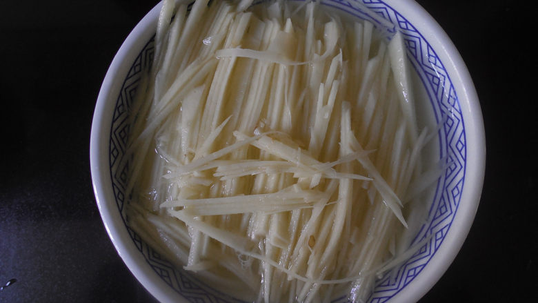 凉拌酸辣土豆丝,<a style='color:red;display:inline-block;' href='/shicai/ 23'>土豆</a>去皮切丝，切好的<a style='color:red;display:inline-block;' href='/shicai/ 23'>土豆</a>丝要立马放在碗里用冷水浸泡，大概泡个10分钟就可以了，泡好后，最好在冲洗一下