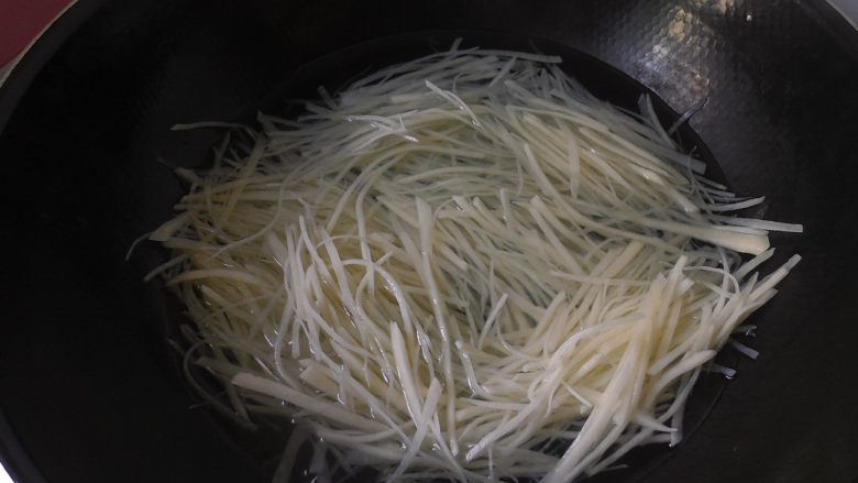 凉拌酸辣土豆丝,煮沸后，将土豆丝丢进锅里，烫到半透明状就可以了。切记不要烫太久哦，一般烫个2到3分钟左右就可以出锅了