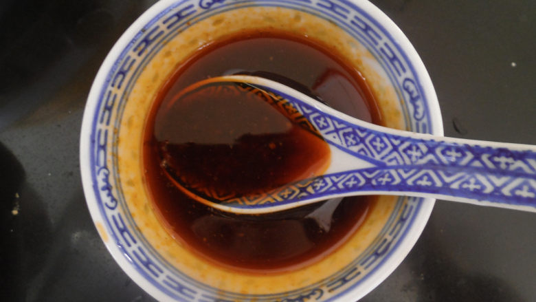 凉拌酸辣土豆丝,将生抽、耗油、盐、<a style='color:red;display:inline-block;' href='/shicai/ 66850'>辣油</a>、醋、<a style='color:red;display:inline-block;' href='/shicai/ 813'>鸡粉</a>，倒入在一个小碗内搅拌均匀