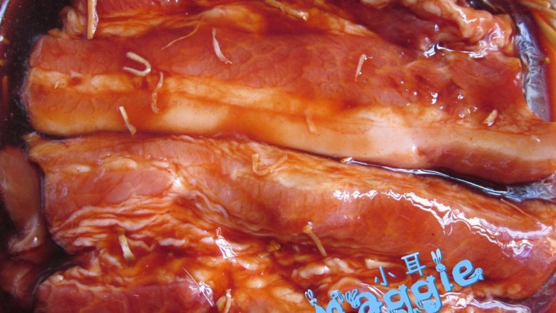 港式蜜汁叉烧,然后取出来,翻面,让肉充分入味