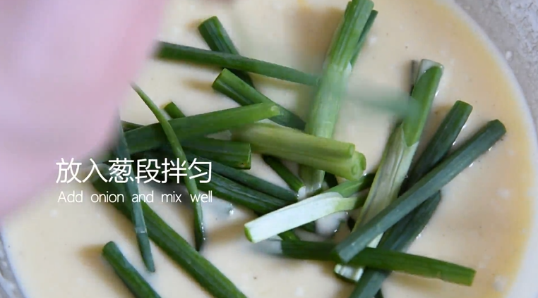 端午节除了吃粽子以外,就爱吃这道面扇子!,调至粘稠后放入葱段拌匀