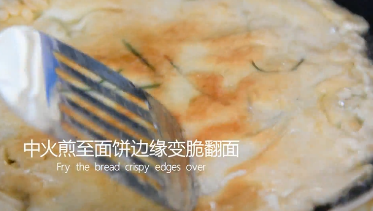 端午节除了吃粽子以外,就爱吃这道面扇子!,中火煎至面饼边缘变脆,翻面