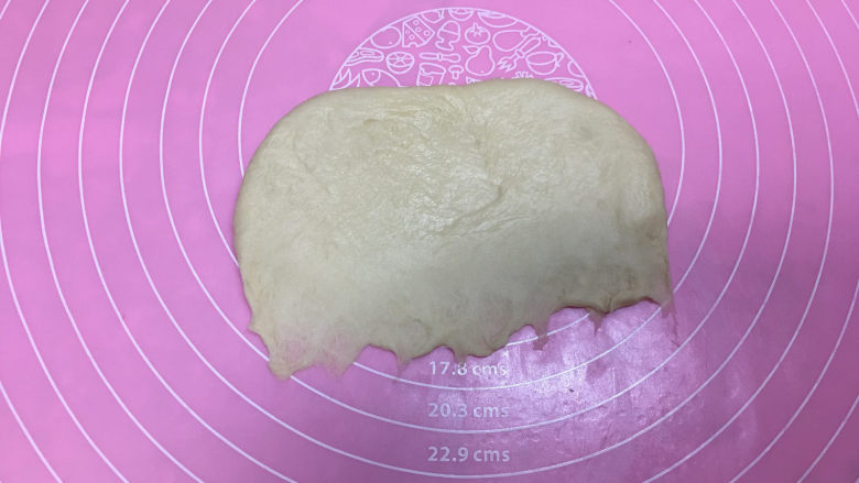 淡奶油辫子面包,醒发完毕,取一个面团擀开,然后翻面横着,将底部压薄。
