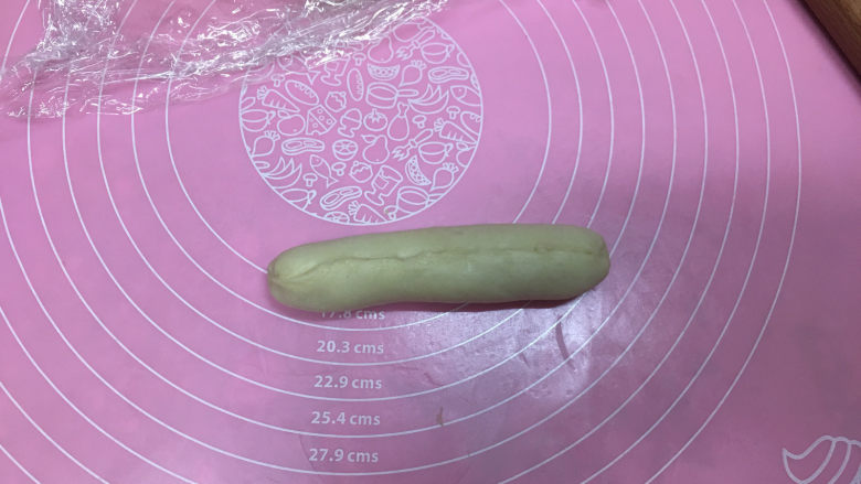 淡奶油辫子面包,同上向下卷起,收口入收紧。