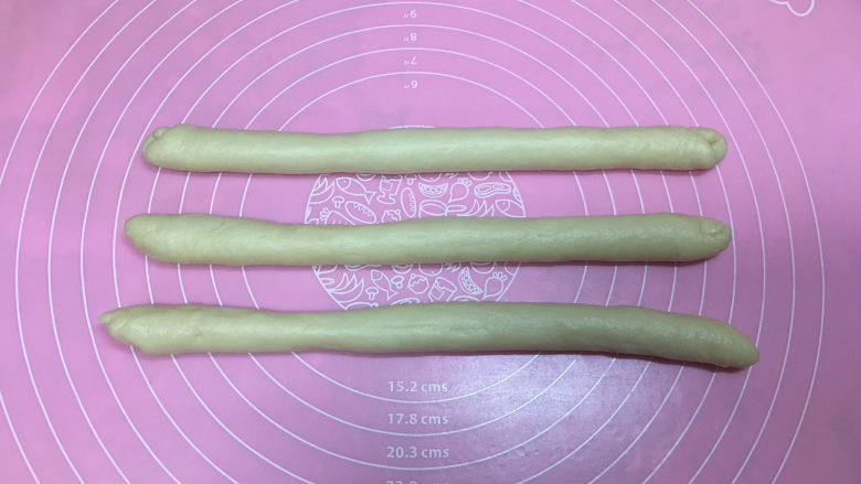 淡奶油辫子面包,再取两个面团,重复6.7的步骤,做好后搓长。