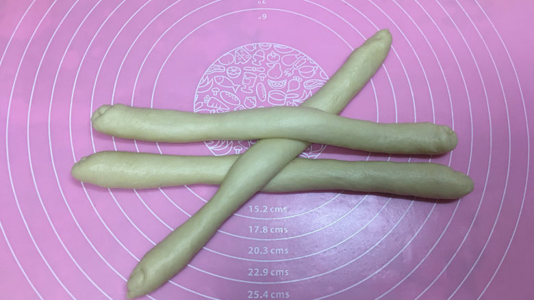 淡奶油辫子面包,然后进行编辫子,将三根长条按图上所示相互压好。