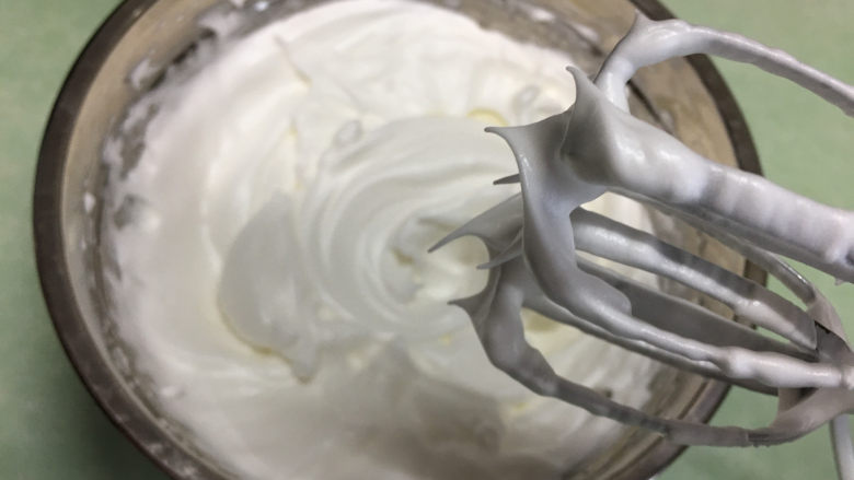 8寸原味戚风蛋糕,蛋白分三次加入细砂糖,用电动打蛋器进行打发,打发至提起打蛋器蛋白霜呈挺而有力的弯勾,蛋白霜细腻有光泽。