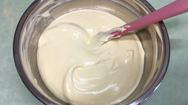8寸原味戚风蛋糕,同样用翻拌的手法混合均匀,这是混合好的蛋糕糊。