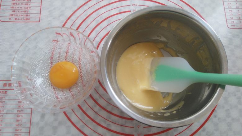 冰淇淋小蛋糕,分2次加入蛋黄,拌匀后再加入另外一个蛋黄