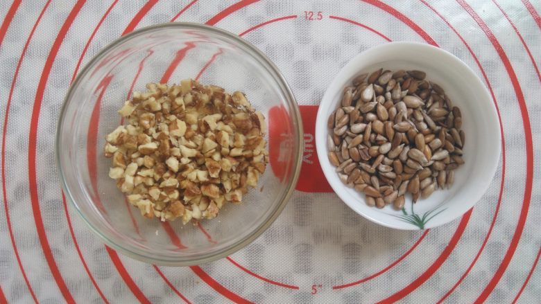 冰淇淋小蛋糕,烤箱150度烤5分钟,建议分开烤,核桃弄成小颗粒