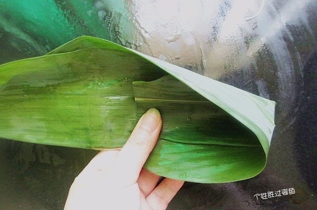 烤肉味粽子,粽叶大小头错开相叠,卷成漏斗状。