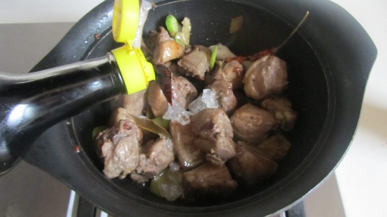 啤酒鸭,再加入适量的<a style='color:red;display:inline-block;' href='/shicai/ 692'>酱油</a>继续翻炒，直至鸭肉表面上色；