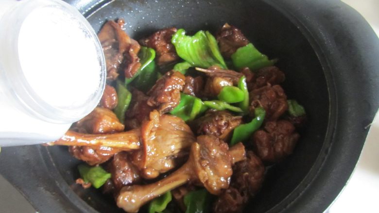 啤酒鸭,最后加入适量的盐和<a style='color:red;display:inline-block;' href='/shicai/ 720'>胡椒粉</a>调味即可盛入小煲中， 再配上啤酒，好美味。
