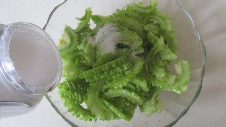 苦瓜炒牛肉,<a style='color:red;display:inline-block;' href='/shicai/ 55'>苦瓜</a>切成片放入适量的盐, 拌均匀腌制一下;