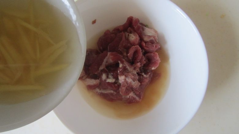 苦瓜炒牛肉,5分钟后再加入适量的生姜水,再加入点花生油抓匀让牛肉吃进去;