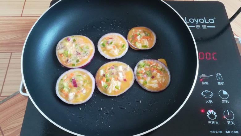 洋葱蔬米饼,洋葱圈里放入一勺蛋饼糊,继续小火煎饼