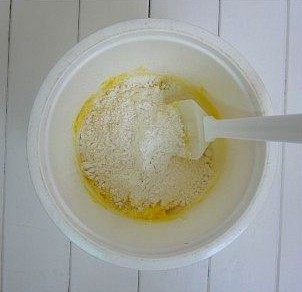 蓝莓奶酪苹果派】,筛入低筋面粉,稍揉匀后放一边松驰30分钟