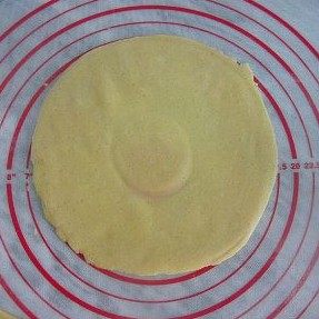 蓝莓奶酪苹果派】,用一个圆形盘(我用的是7寸的戚风蛋糕模的底托)裁剪成圆形