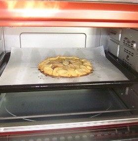 蓝莓奶酪苹果派】,烤箱预热到180℃,用烤盘放第二层,上下火烘烤35分钟。烤好后的面饼冷却后即可食用