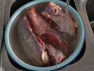 酱牛腱,分解好的牛肉用冷水浸泡2个小时,泡去血水