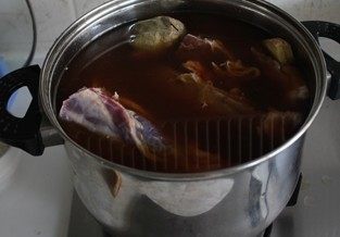 酱牛腱,把牛腱放入锅中,水莫过牛腱即可,大火烧开,小火炖2个小时以上,中间撇去浮沫(实际上泡过水的牛腱也没浮沫了,如果泡的不好要撇一下浮沫)
