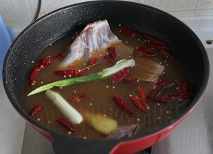 香辣炸卤羊排,倒入老卤汤,卤40分钟-50分钟左右