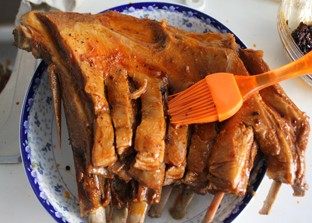 香辣炸卤羊排,拿出羊排稍稍晾干表面,刷一层<a style='color:red;display:inline-block;' href='/shicai/ 852'>辣椒油</a>