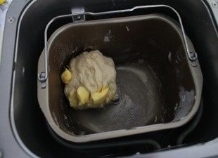 营养黑芝麻土司,和面程序结束后,加入软化的黄油,再次启动和面程序