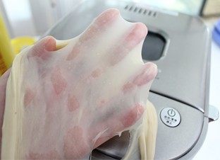 营养黑芝麻土司,揉到完全扩展阶段,手套膜