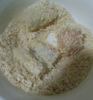 菠萝咕噜鱼,在烧热油时,把腌制过的鱼块沾上蛋液,裹上干玉米淀粉,在<a style='color:red;display:inline-block;' href='/shicai/ 588'>面包糠</a>上滚一下,拍去多余的粉类
