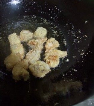 菠萝咕噜鱼,在油温到170°C,放一筷子能看到冒泡泡,放下鱼块炸金黄