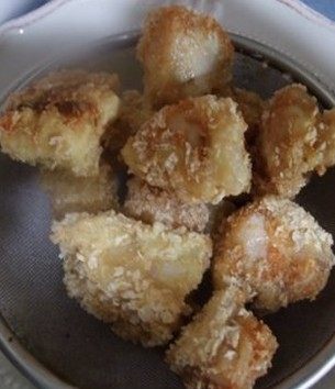 菠萝咕噜鱼,捞起鱼块沥干油,把全部鱼块炸好