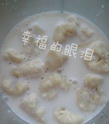 香蕉牛奶,将<a style='color:red;display:inline-block;' href='/shicai/ 610'>香蕉</a>掰成小块，和牛奶一起放入搅拌杯里，再加入适量的炼乳