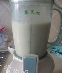 香蕉牛奶,用料理机充分将它们搅打