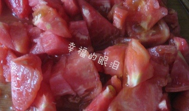 西红柿炖牛腩,将番茄的皮去掉,切成块备用