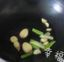 西红柿炖牛腩,锅里放入适量色拉油，油热后放入葱姜蒜煸炒出香味